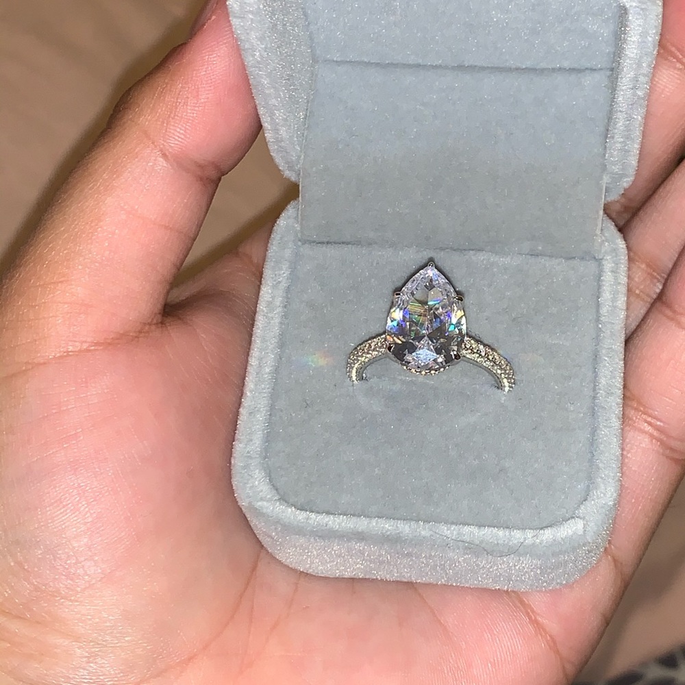 🤍Engagement ring !🤍 - Picture 4 of 5